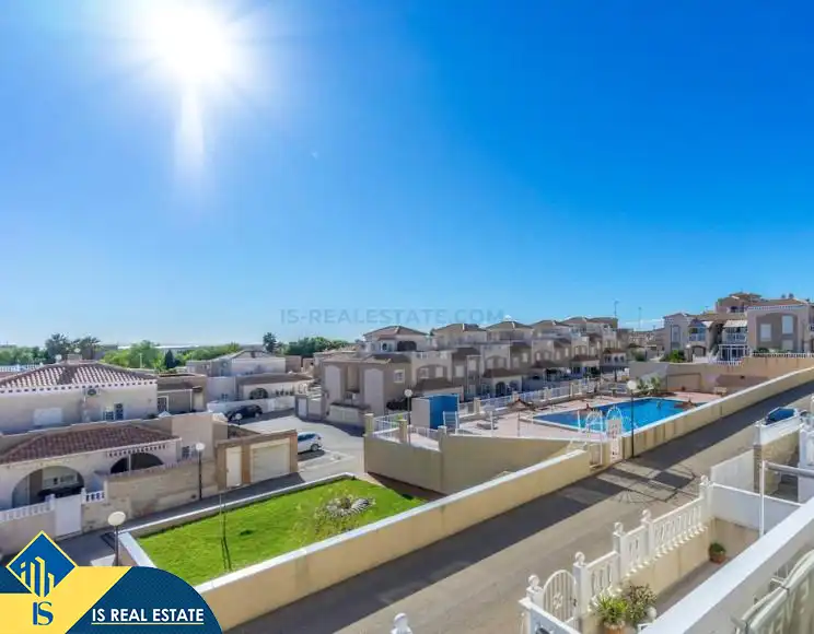 Vista exterior de Casa adosada de lloguer en Torrevieja amb Aire condicionat, Calefacció i Jardí privat