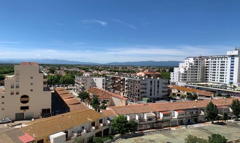 Vista exterior de Pis en venda en Empuriabrava amb Calefacció, Jardí privat i Moblat