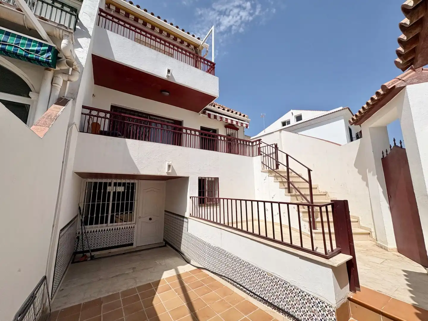 Vista exterior de Casa adosada en venda en Vélez-Málaga amb Terrassa