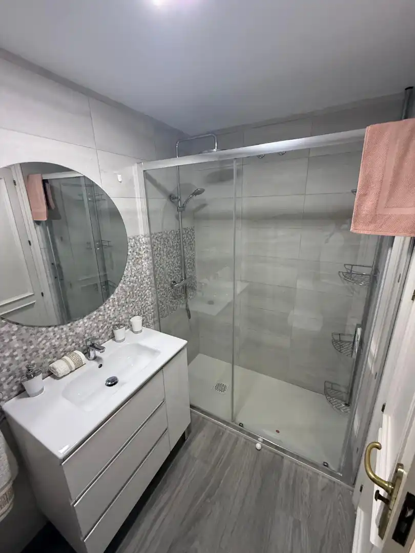 Bany de Apartament de lloguer en Fuengirola amb Aire condicionat, Calefacció i Jardí privat