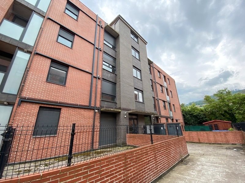 Vista exterior de Piso en venta en Los Corrales de Buelna  con Parquet