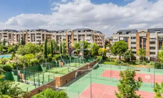 Vista exterior de Pis en venda en Majadahonda amb Calefacció, Jardí privat i Terrassa