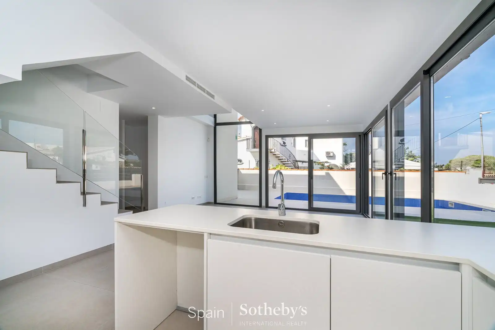 Casa pareada con piscina en venta en Carrer Requesens, imagen 10