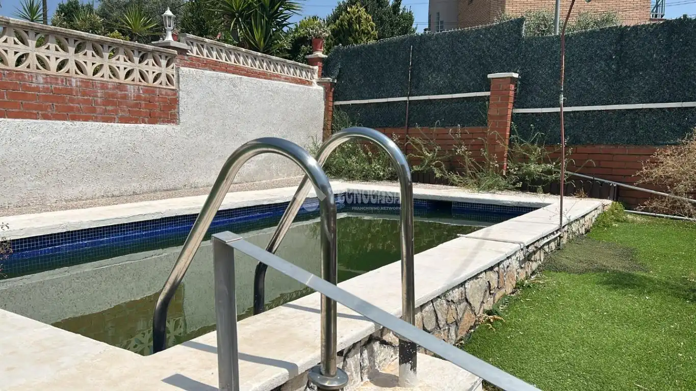 Piscina de Casa o xalet en venda en Rubí