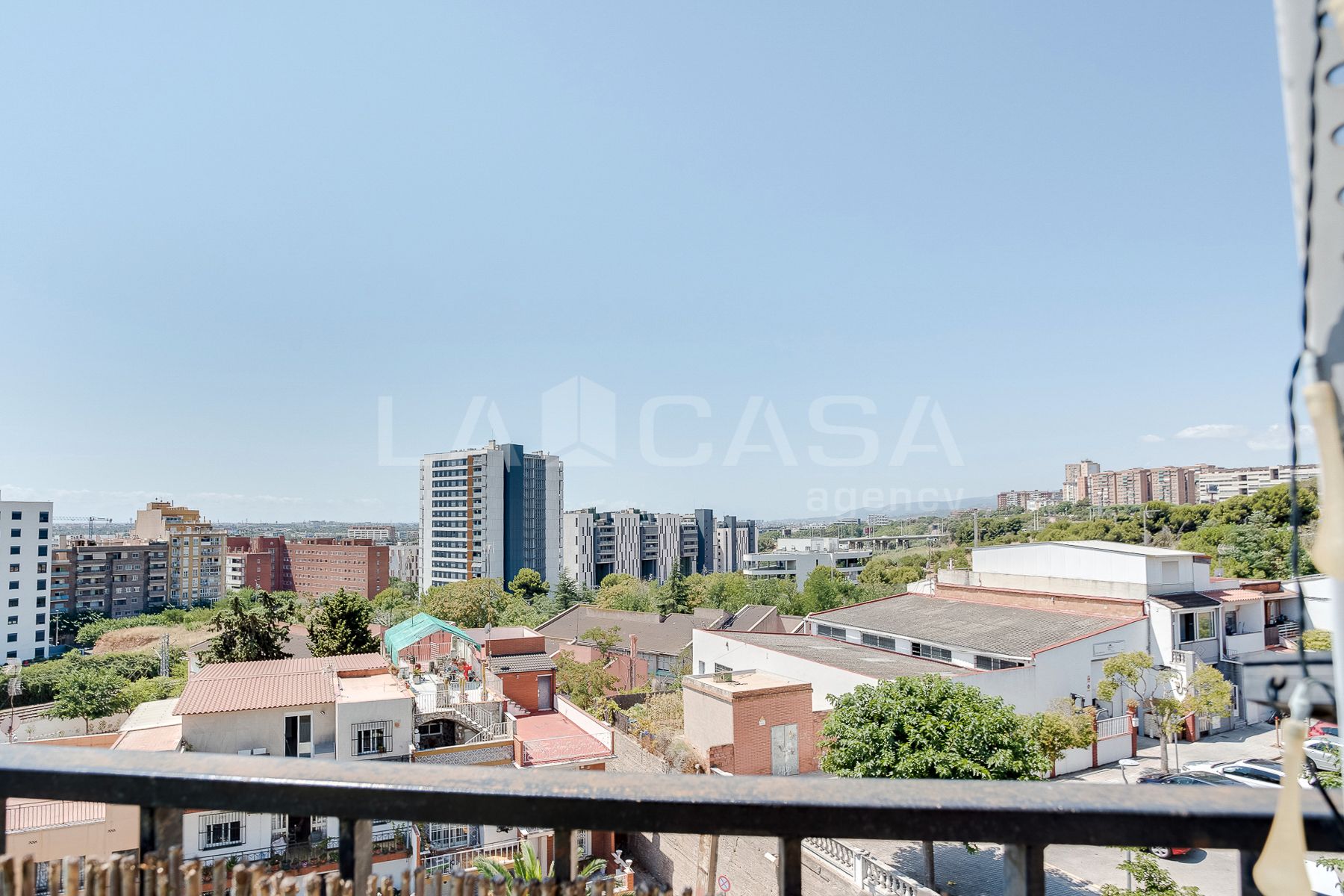 Vista exterior de Àtic en venda en L'Hospitalet de Llobregat amb Terrassa