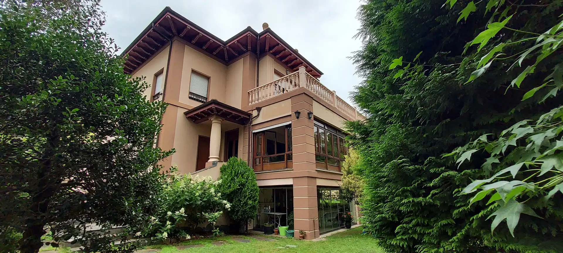Vista exterior de Finca rústica en venda en Salas amb Calefacció, Jardí privat i Parquet