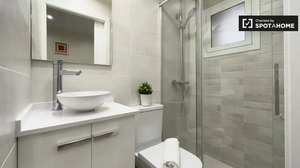 Baño de Piso de alquiler en Barcelona con Aire acondicionado, Calefacción y Amueblado