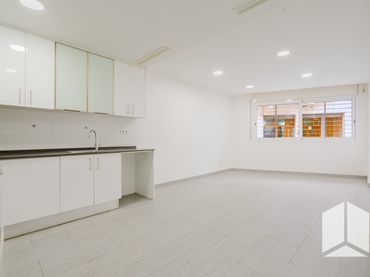 Bajo con ascensor en venta en Castell - Poble Vell