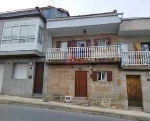 Vista exterior de Casa o xalet en venda en Barbadás amb Calefacció, Terrassa i Balcó