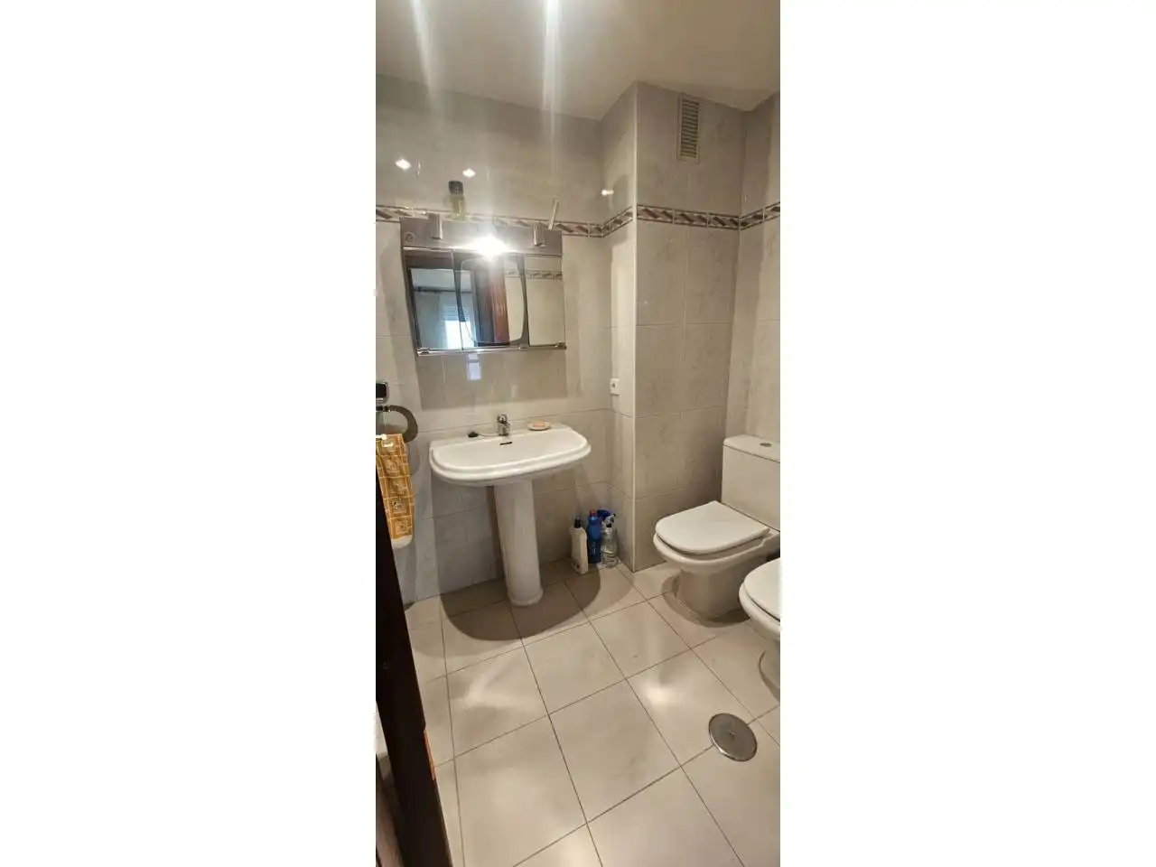 Badezimmer von Wohnungen zum Verkauf in León Capital  mit Heizung, Parkett und Abstellraum