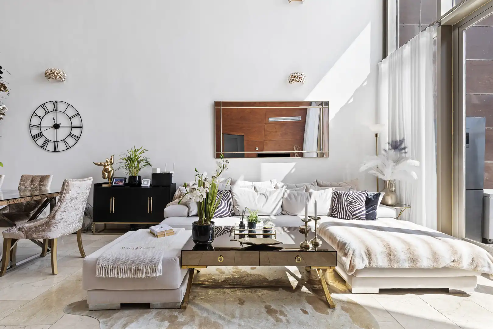 Sala de estar de Casa adosada de alquiler en Benahavís con Aire acondicionado, Jardín privado y Terraza