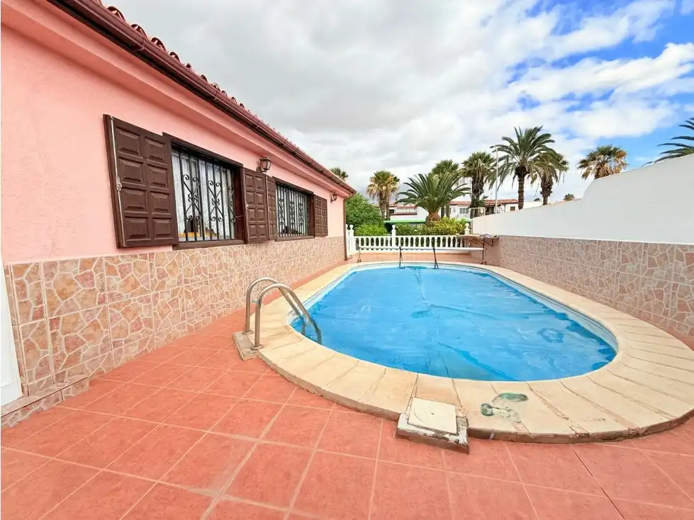 Vista exterior de Casa o xalet en venda en Arona amb Terrassa, Piscina i Moblat