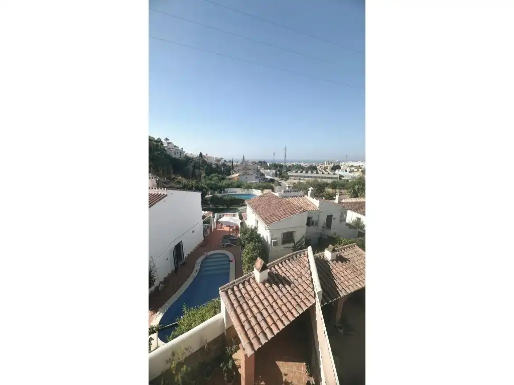 Vista exterior de Casa o chalet en venta en Nerja con Jardín privado, Piscina y Piscina comunitaria