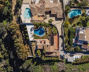 Vista exterior de Casa o xalet en venda en Estepona amb Aire condicionat, Calefacció i Jardí privat