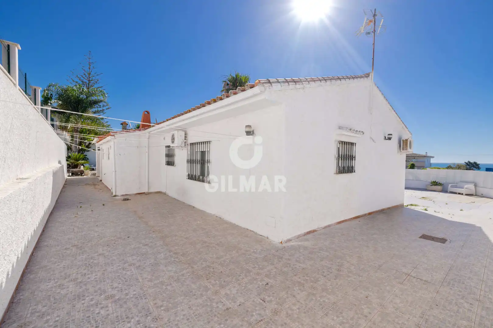 Vista exterior de Casa o xalet en venda en Estepona amb Calefacció, Jardí privat i Piscina
