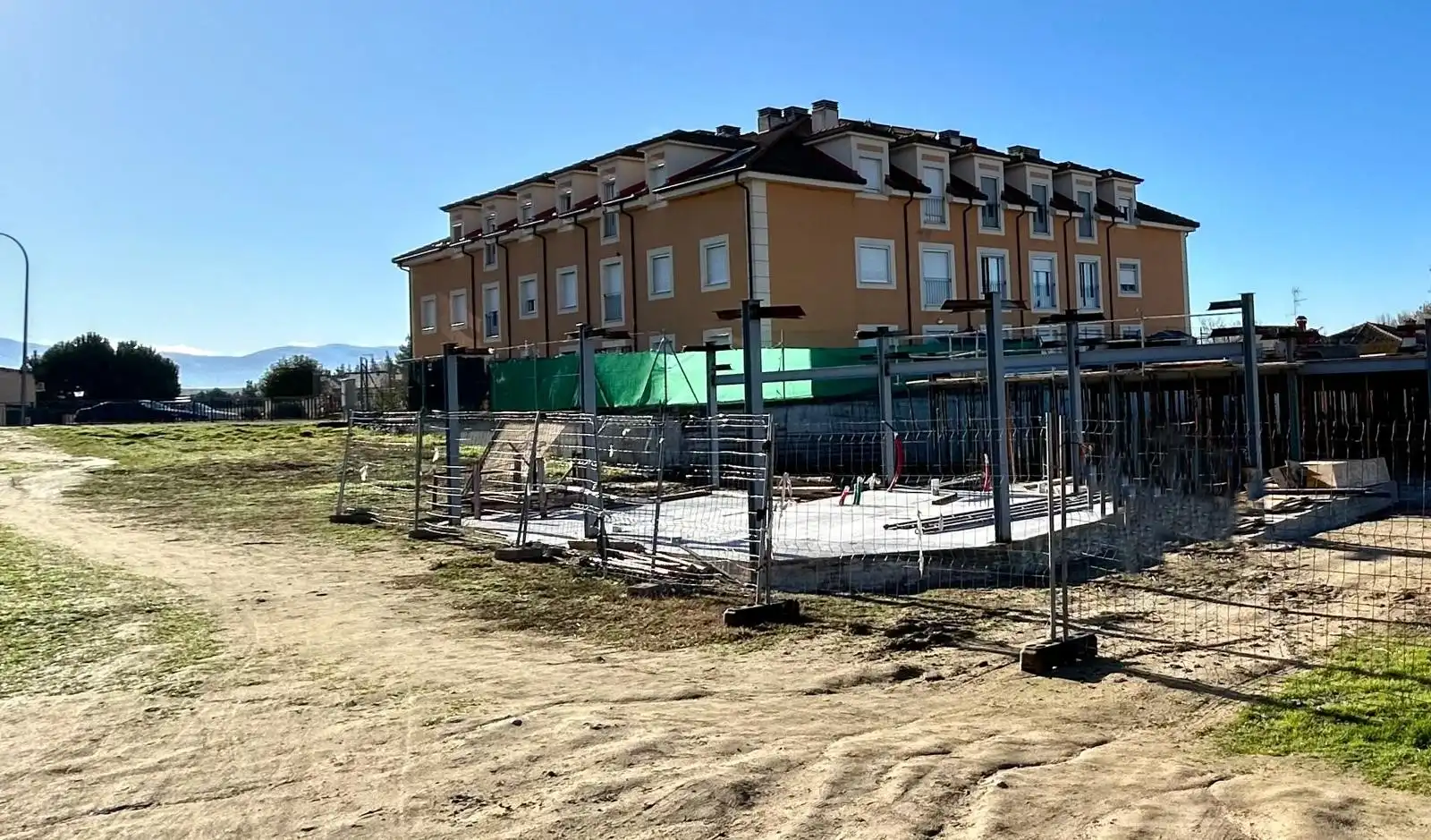 Vista exterior de Casa adosada en venta en Hontanares de Eresma con Calefacción y Jardín privado