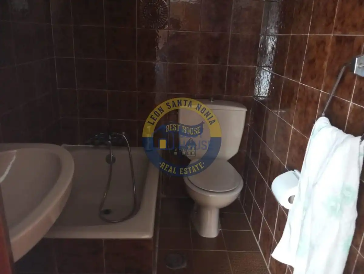 Bathroom of Houses for sale in Garrafe de Torío  with Heating, Parquet flooring and Terrace