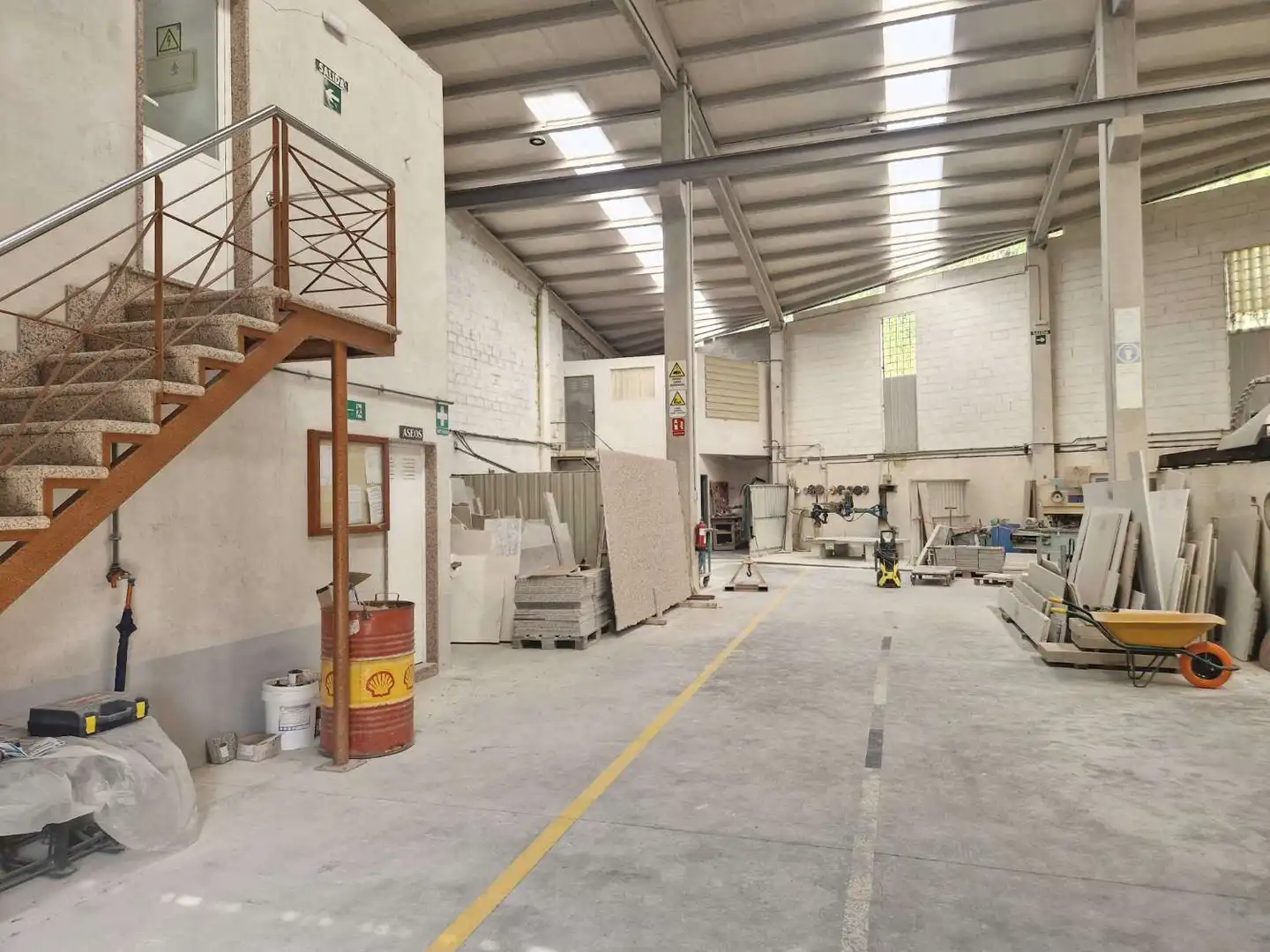 Industrial buildings for rent in Noia