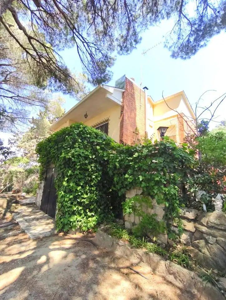 Vista exterior de Casa o xalet en venda en Villa del Prado amb Aire condicionat, Calefacció i Jardí privat