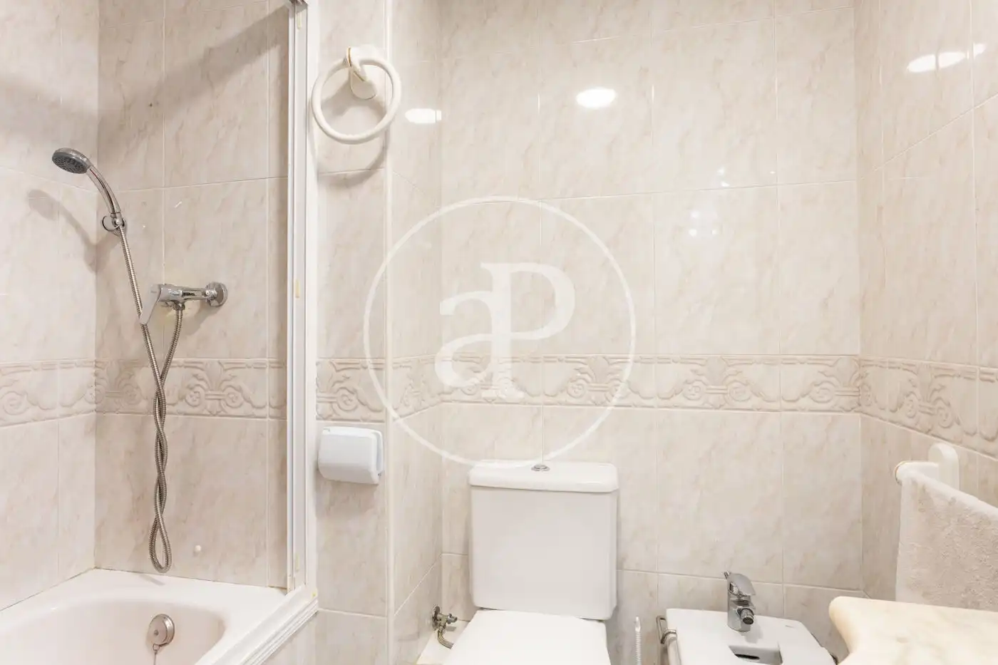 Baño de Piso en venta en Valencia con Calefacción y Amueblado