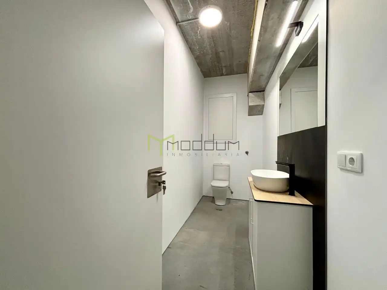 Baño de Nave industrial de alquiler en Santiago de Compostela 
