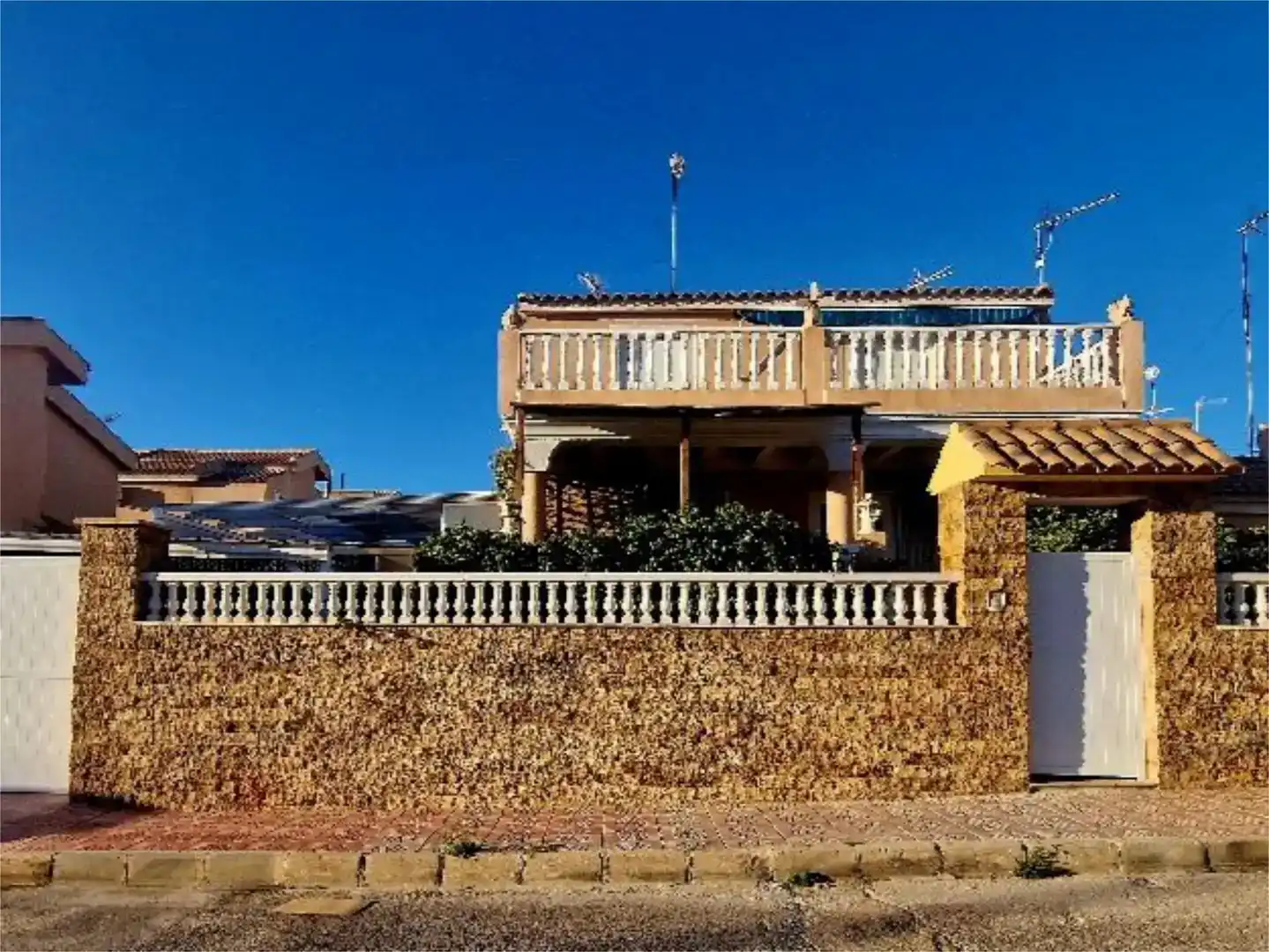 Vista exterior de Casa o xalet en venda en Mazarrón amb Aire condicionat, Piscina i Balcó