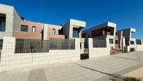 Vista exterior de Casa adosada en venda en Villaviciosa de Odón amb Calefacció, Jardí privat i Terrassa