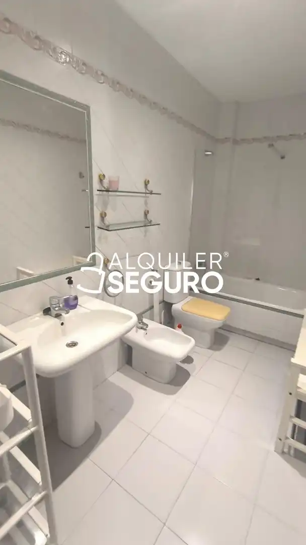 Bathroom of Flat for rent in Sevilla  with Air Conditioner and Furnished