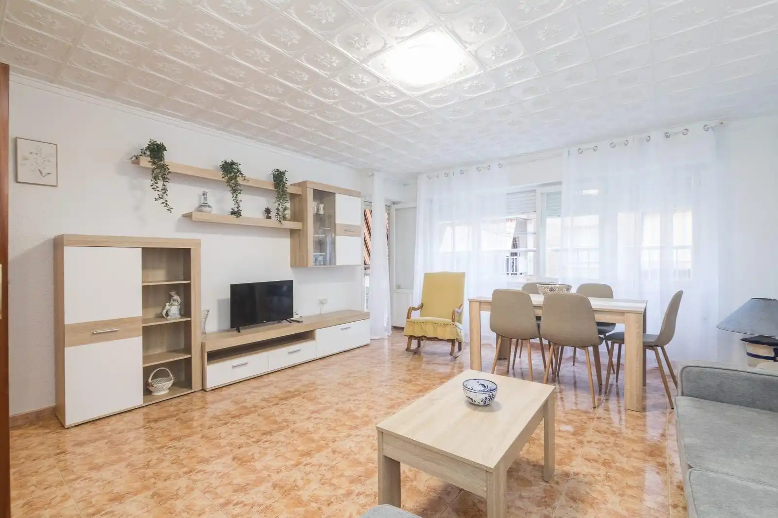 Sala d'estar de Apartament de lloguer en Torrevieja amb Calefacció, Terrassa i Moblat