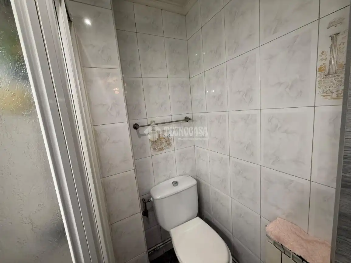 Bathroom of Flat for sale in Madrid