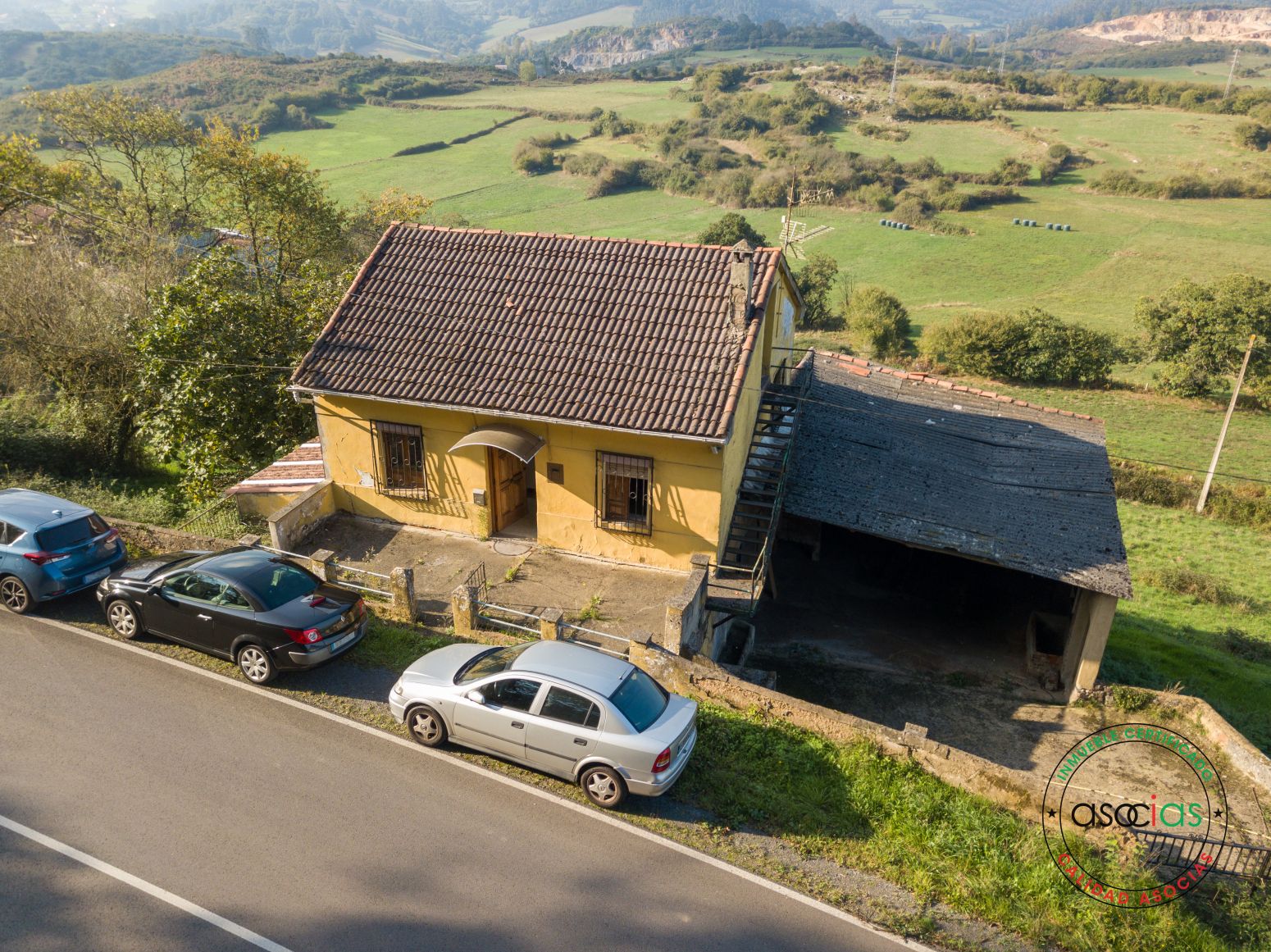 Vista exterior de Casa o xalet en venda en Las Regueras   amb Calefacció i Traster