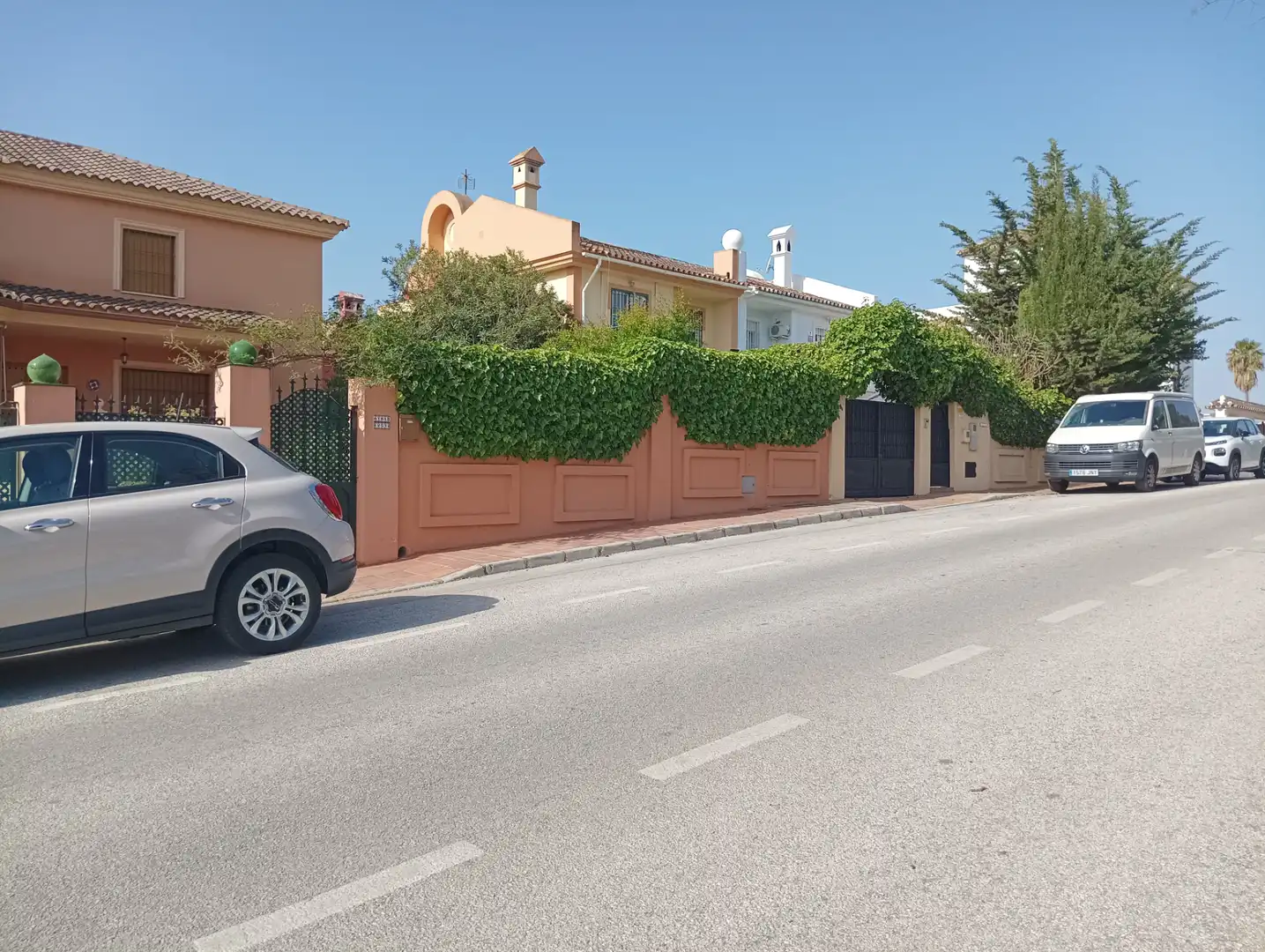 Vista exterior de Casa adosada en venda en Alhaurín de la Torre amb Aire condicionat, Jardí privat i Terrassa