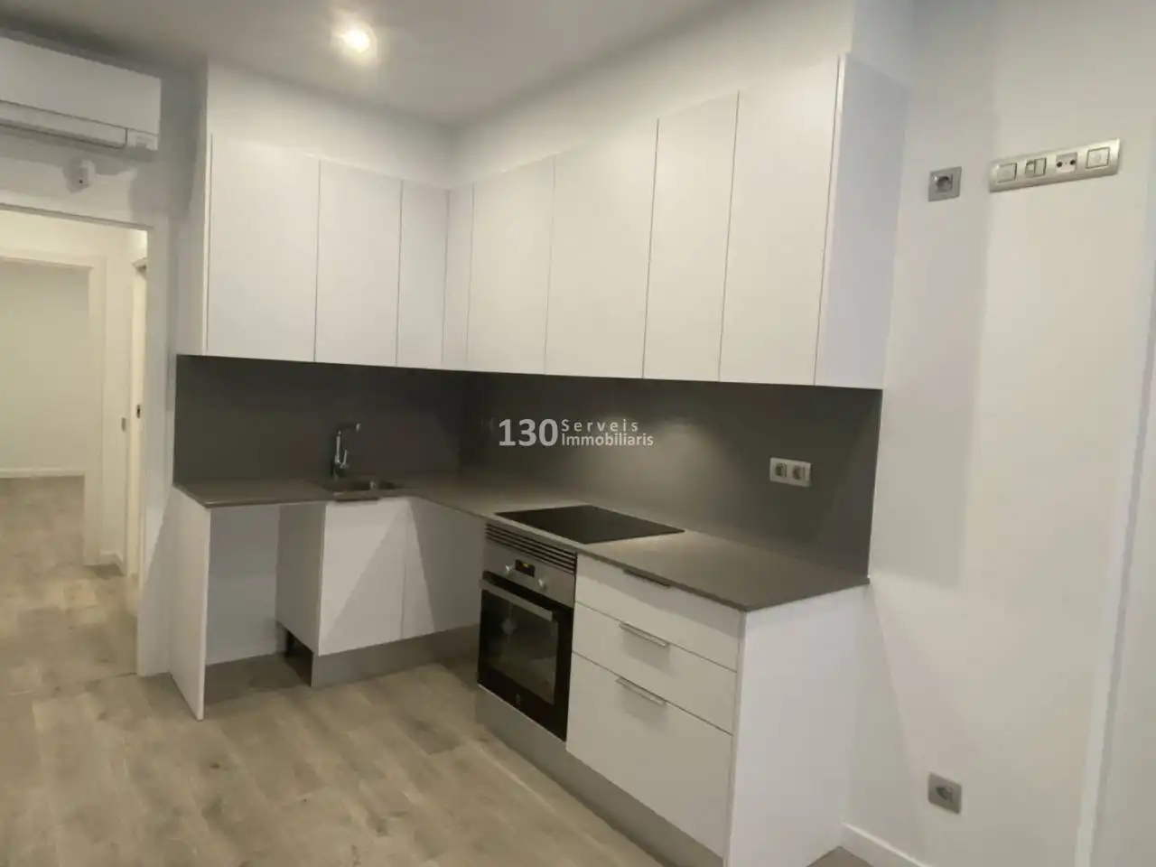 Cuina de Pis en venda en Santa Coloma de Gramenet amb Calefacció, Parquet i Terrassa