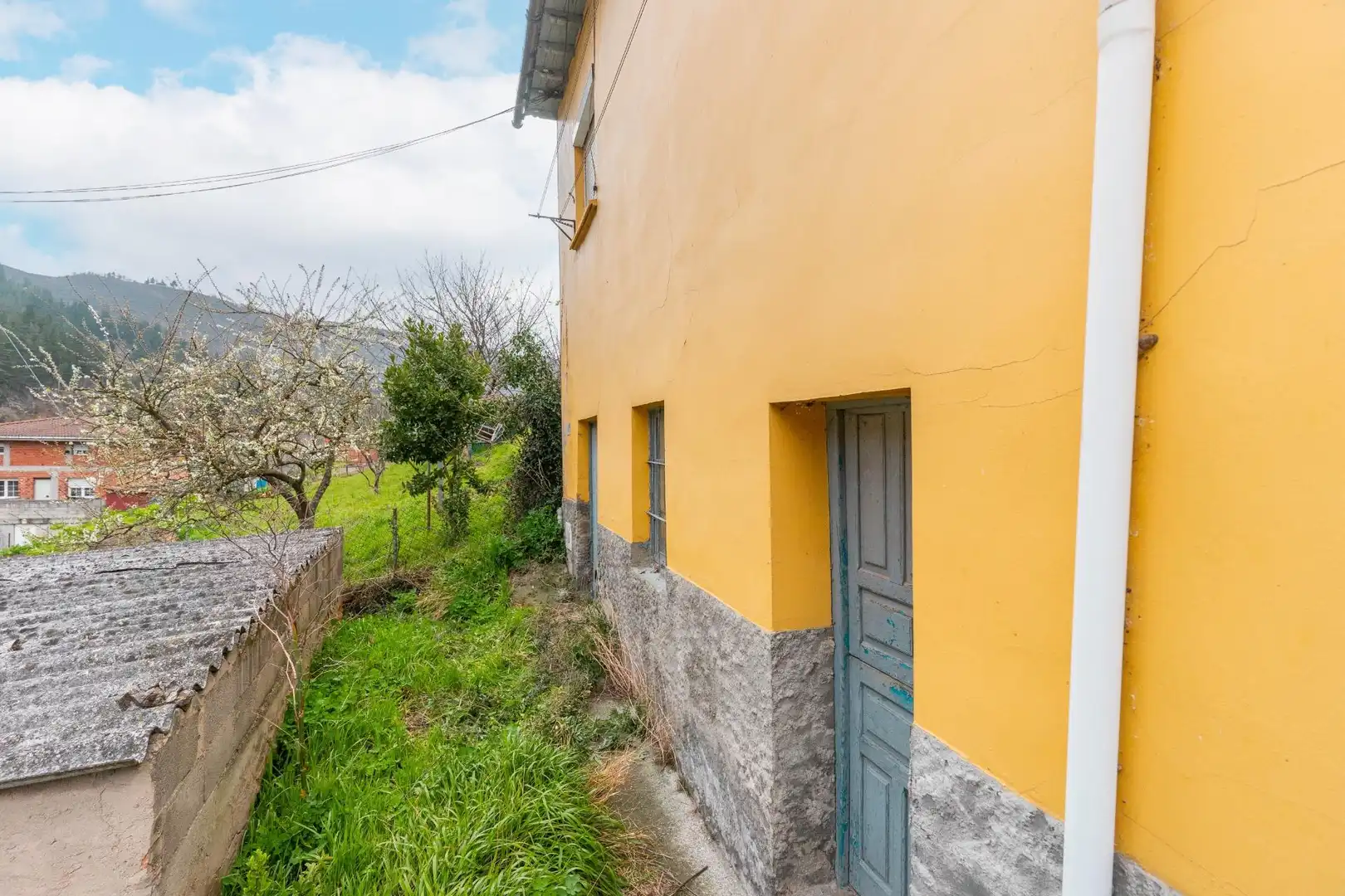 Vista exterior de Casa o xalet en venda en Cangas del Narcea amb Calefacció, Jardí privat i Terrassa