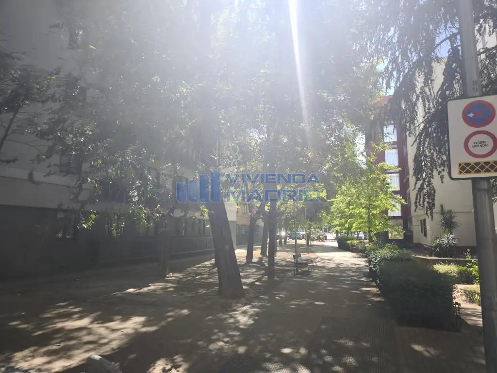 Vista exterior de Pis en venda en Madrid amb Calefacció