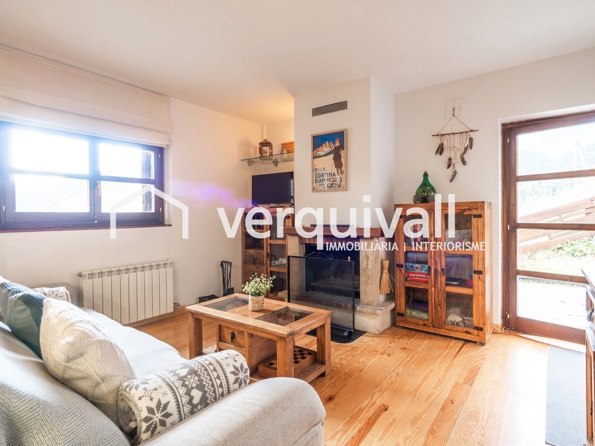 Sala d'estar de Apartament en venda en Alp amb Calefacció, Jardí privat i Parquet