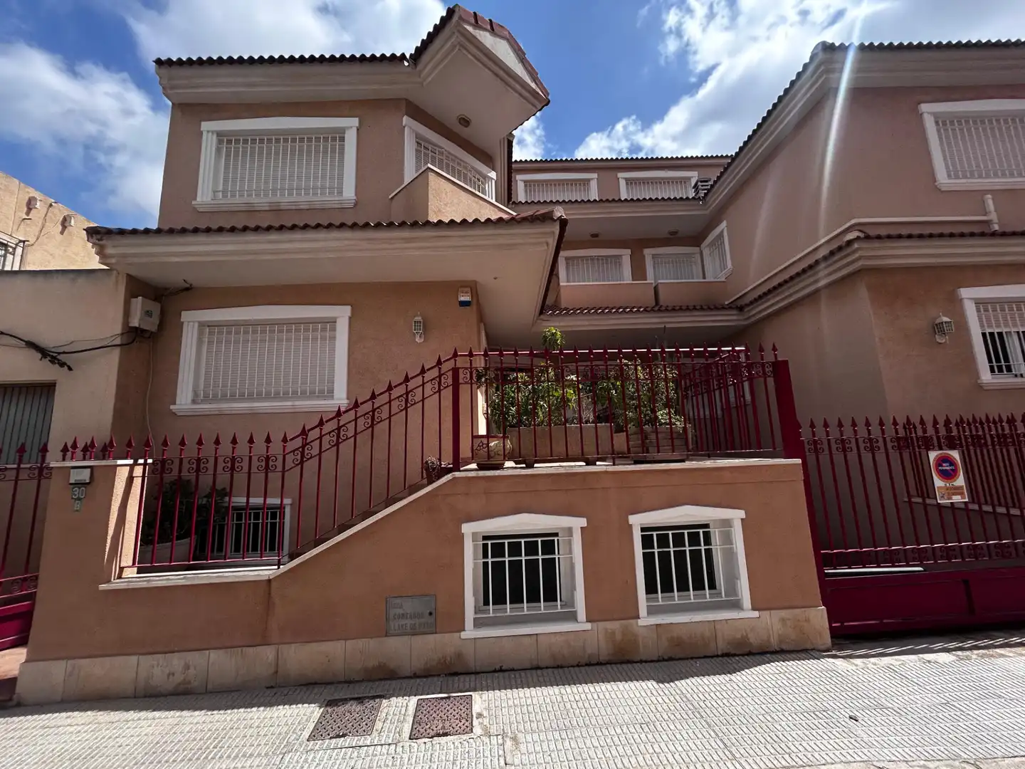 Vista exterior de Casa adosada en venda en Cartagena amb Terrassa i Moblat