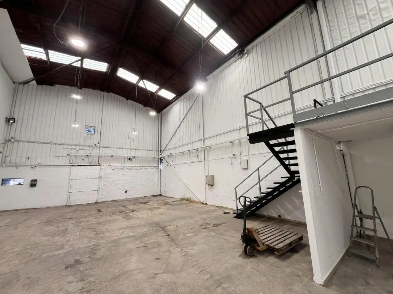 Fabrikhallen zum Verkauf in Sant Esteve Sesrovires mit Alarm
