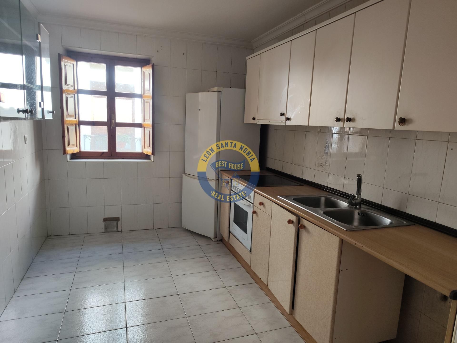 Kitchen of Flat for sale in León Capital   with Heating
