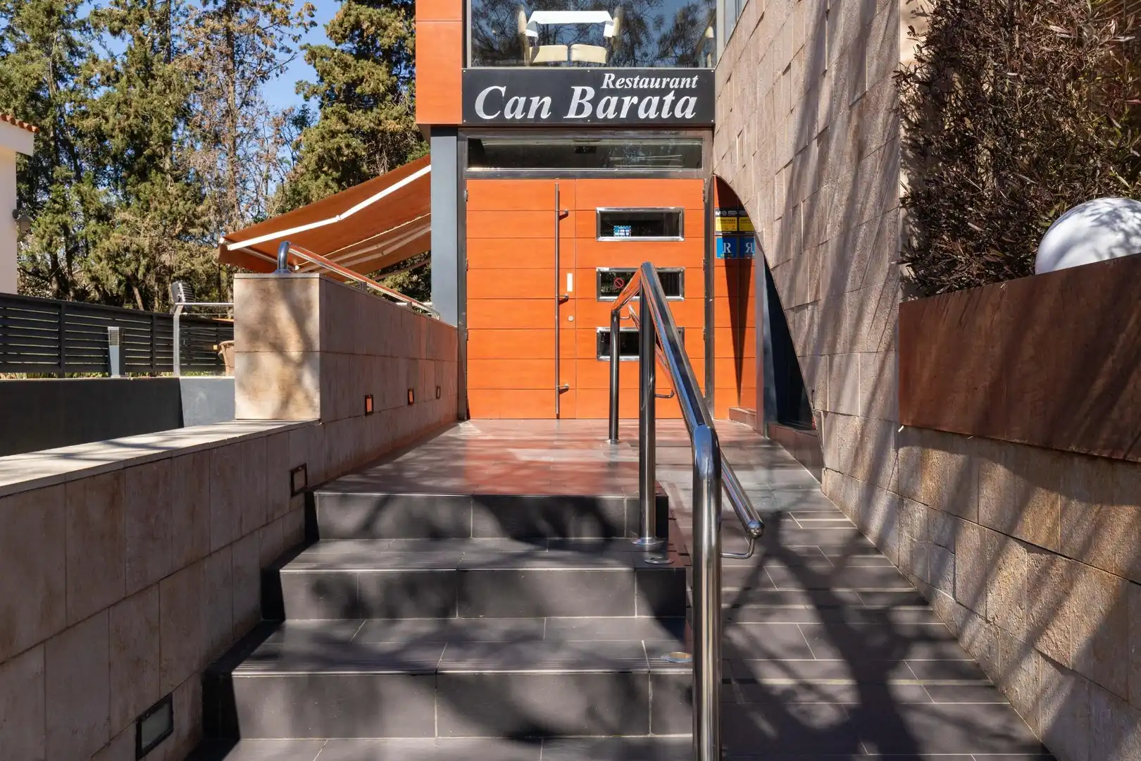Exterior view of Commercial properties for sale in Sant Cugat del Vallès