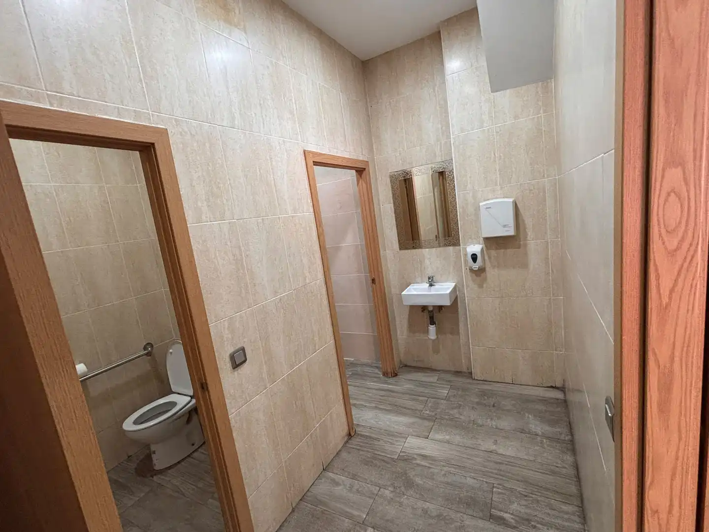 Bany de Local en venda en Cornellà de Llobregat