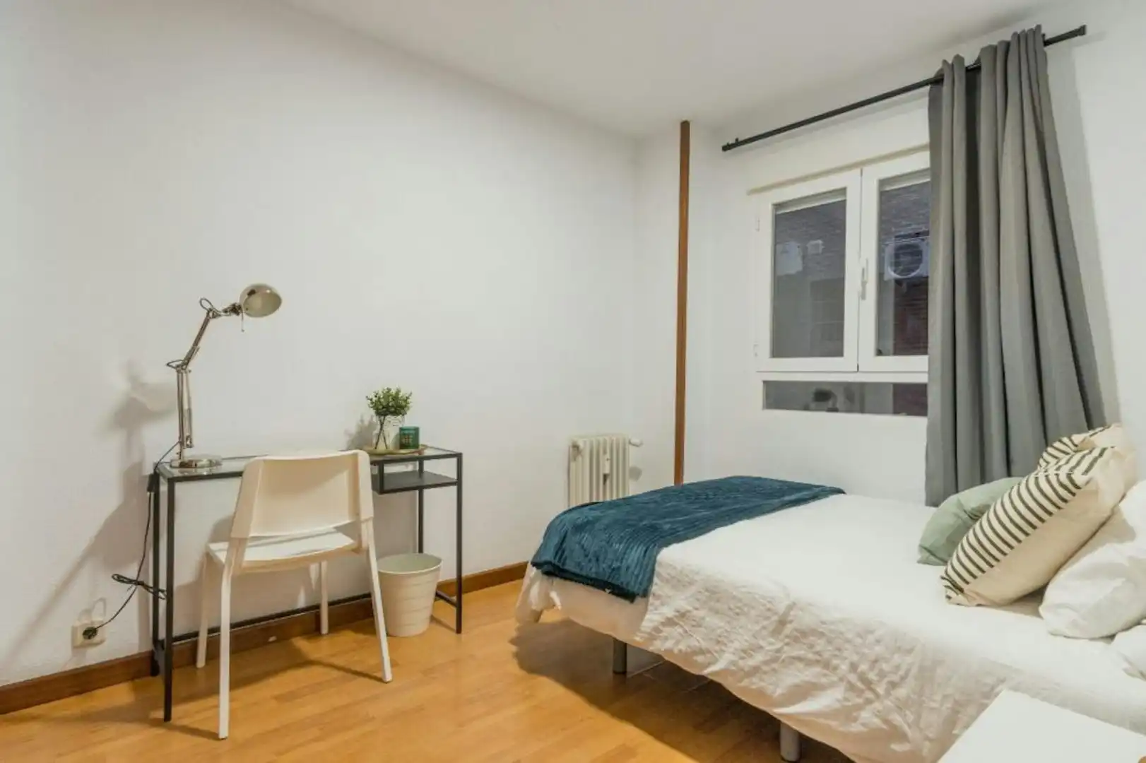 Bedroom of Flat for share in  Madrid Capital  with Furnished, Washing machine and TV