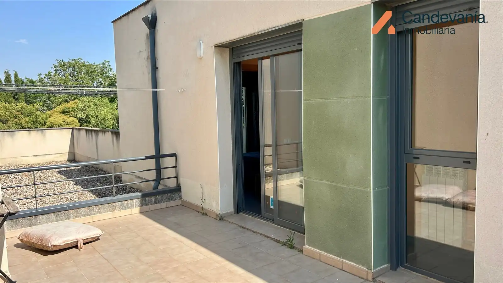 Vista exterior de Casa adosada en venda en San Mateo de Gállego amb Aire condicionat, Calefacció i Jardí privat