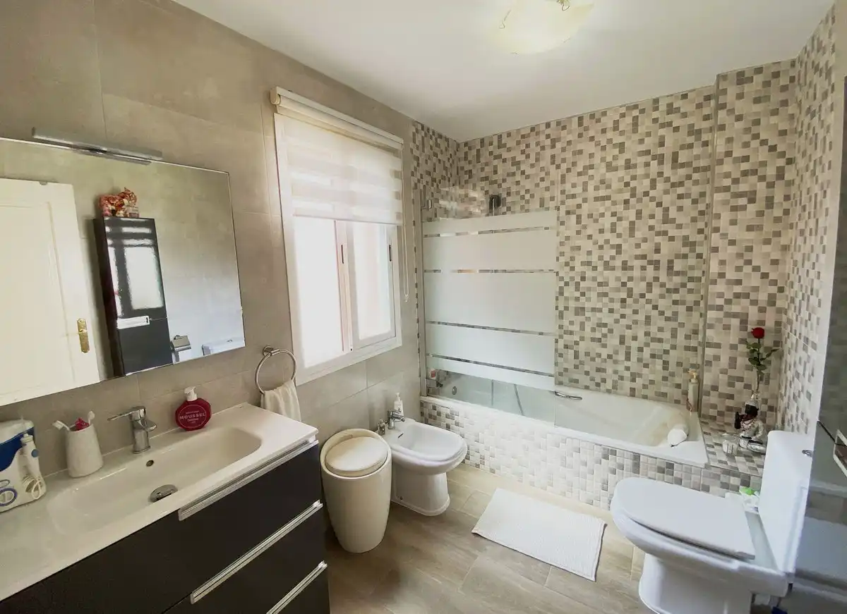 Baño de Casa adosada en venta en Estepona con Aire acondicionado, Terraza y Trastero