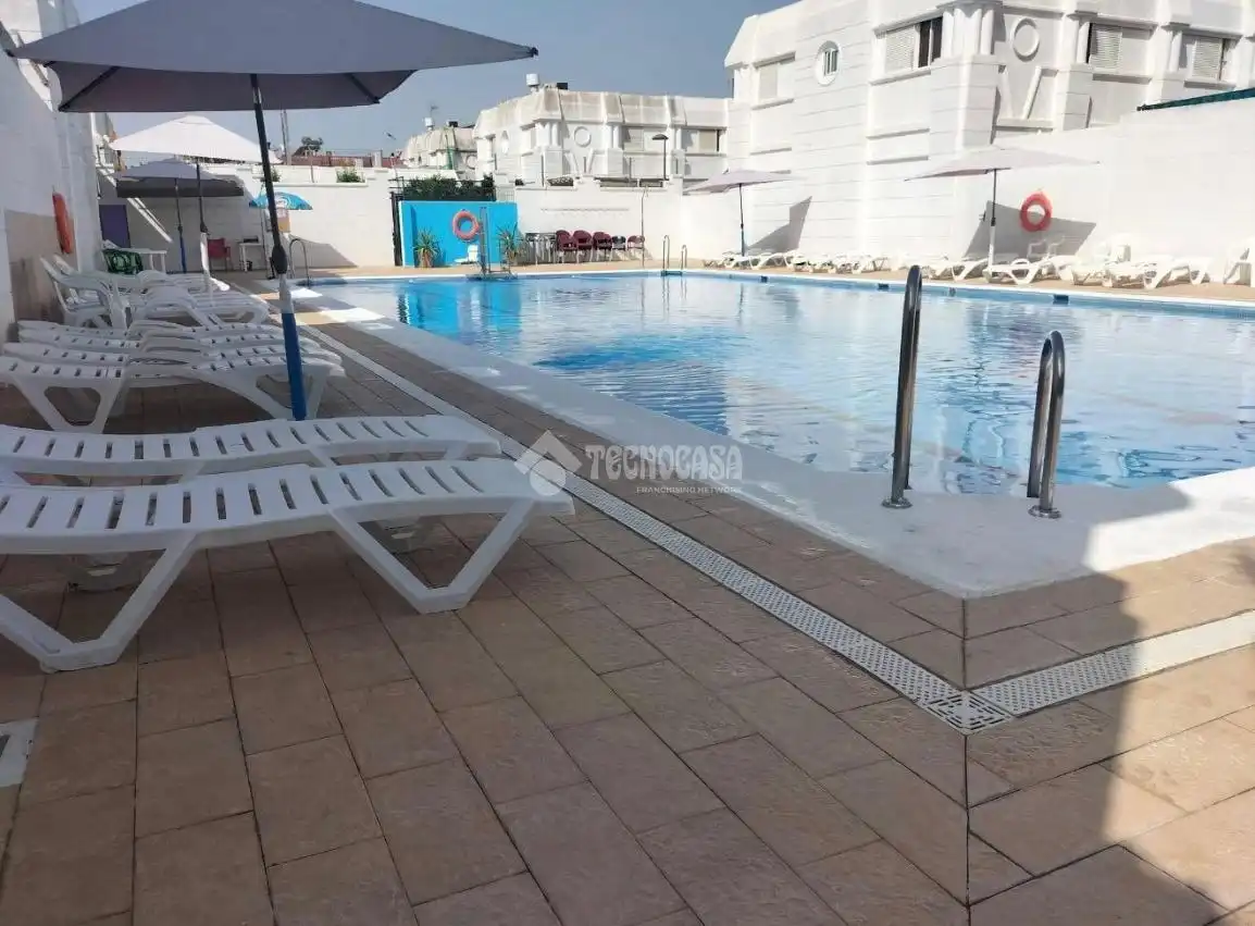 Piscina de Casa adosada en venta en Sevilla