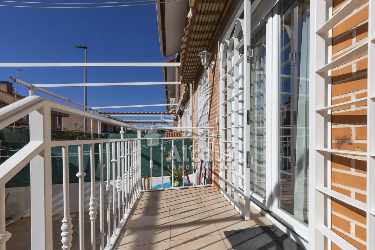 Terrasse von Einfamilien-Reihenhaus zum Verkauf in Alcalá de Henares mit Heizung, Parkett und Schwimmbad