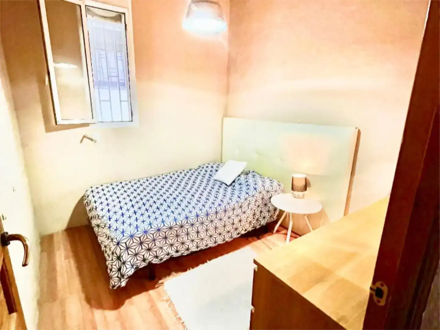 Habitación de Casa o chalet en venta en  Barcelona Capital con Balcón