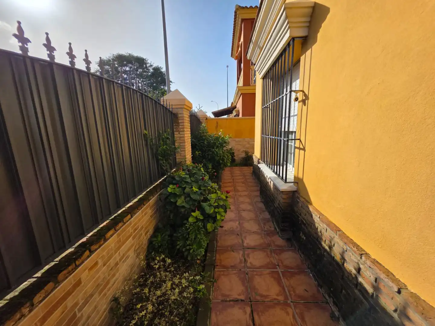 Vista exterior de Casa o xalet en venda en La Rinconada amb Aire condicionat, Calefacció i Jardí privat