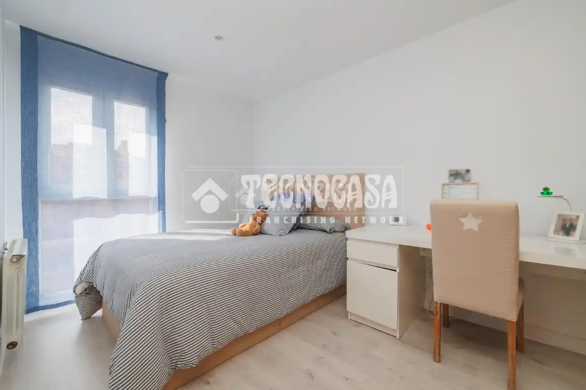 Habitación de Casa adosada en venta en Tres Cantos con Calefacción, Balcón y Piscina comunitaria