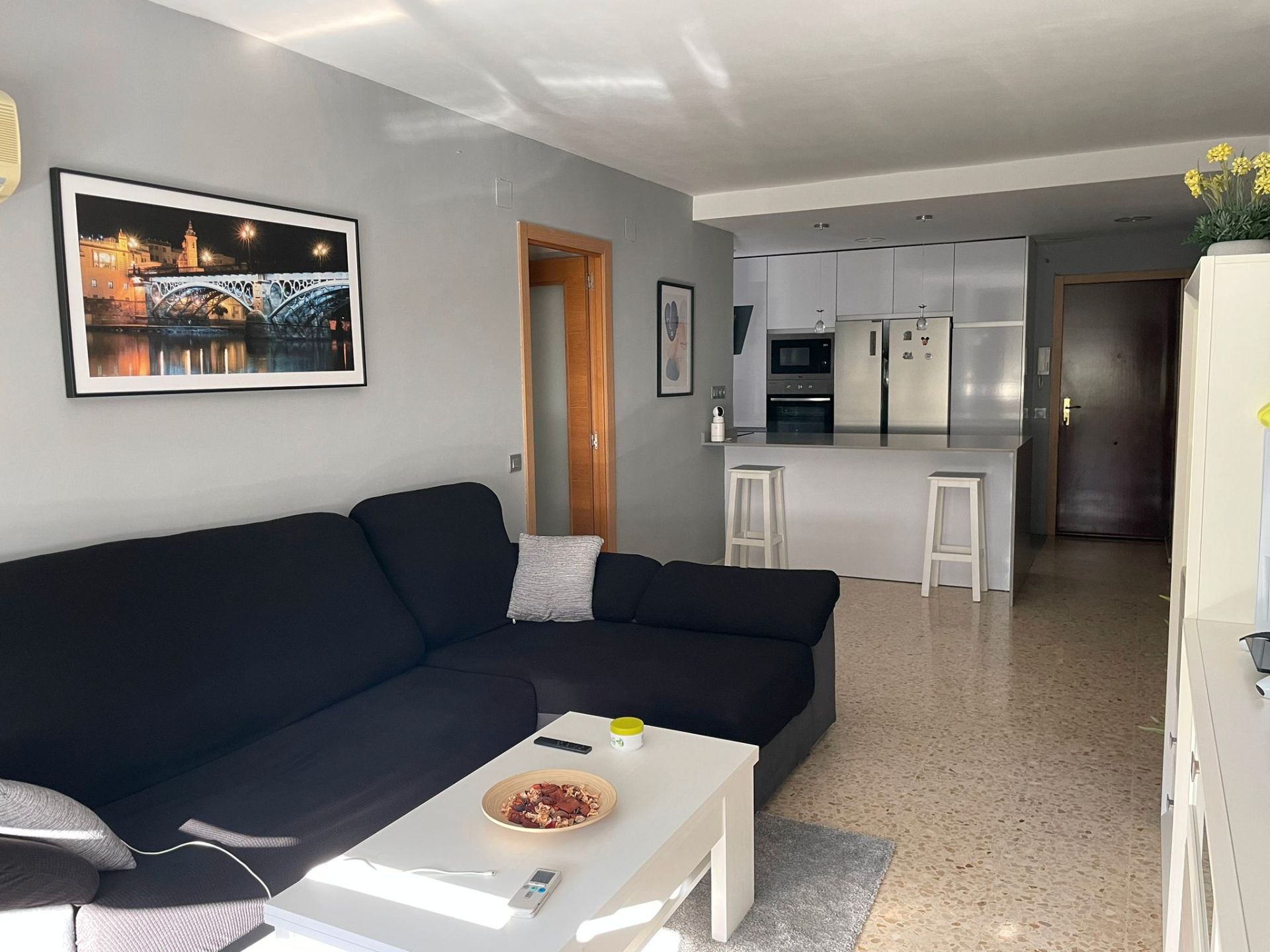 Living room of Flat for sale in  Sevilla Capital  with Air Conditioner, Furnished and Washing machine